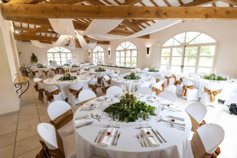 Salle de réception de la Bergerie de la Vernède décorée de voilages pour un mariage