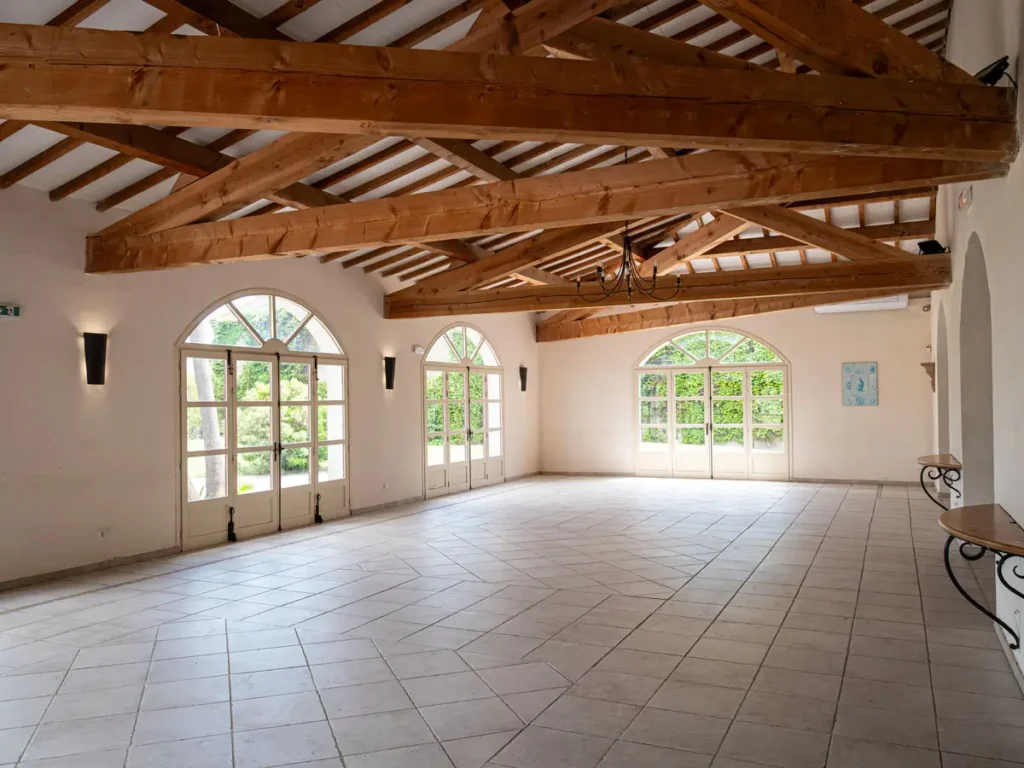 Salle de réception lumineuse de la Bergerie de la Vernède, prête à être aménagée