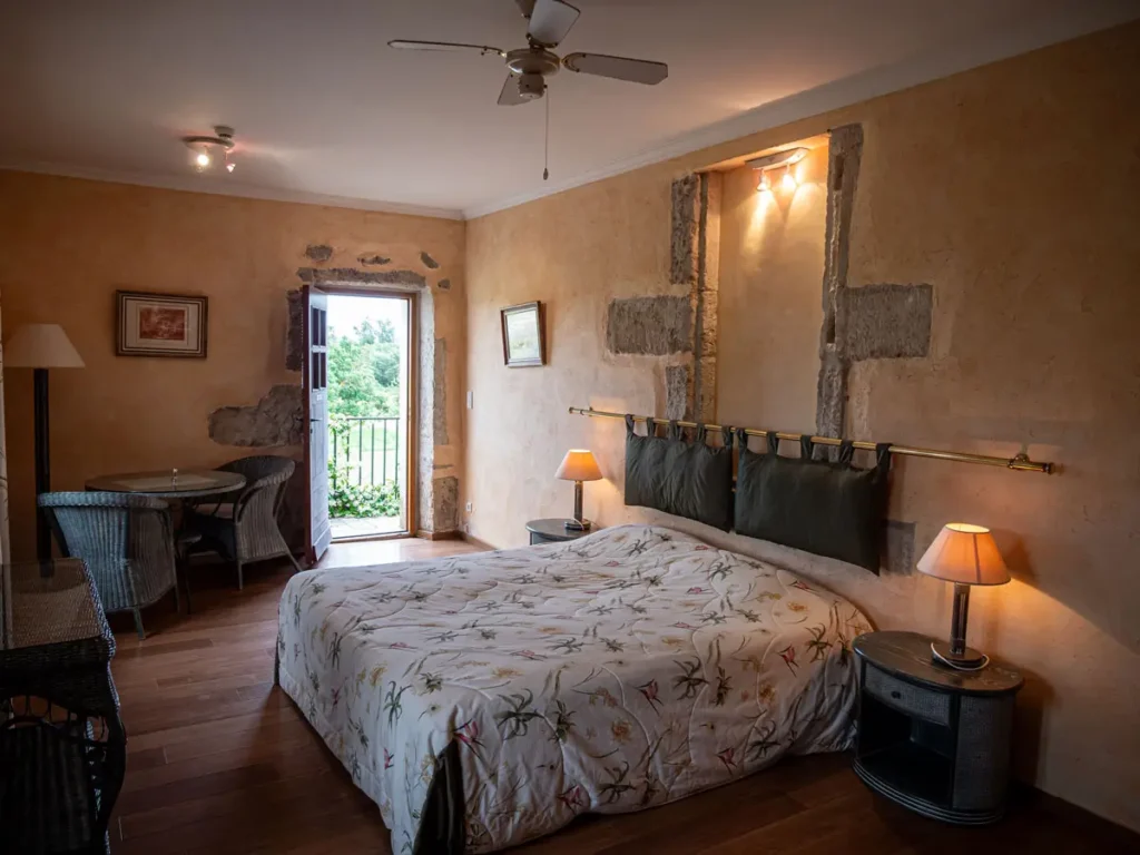 Chambre d'hôtes de la Bergerie de la Vernède, lit double et poutres apparentes